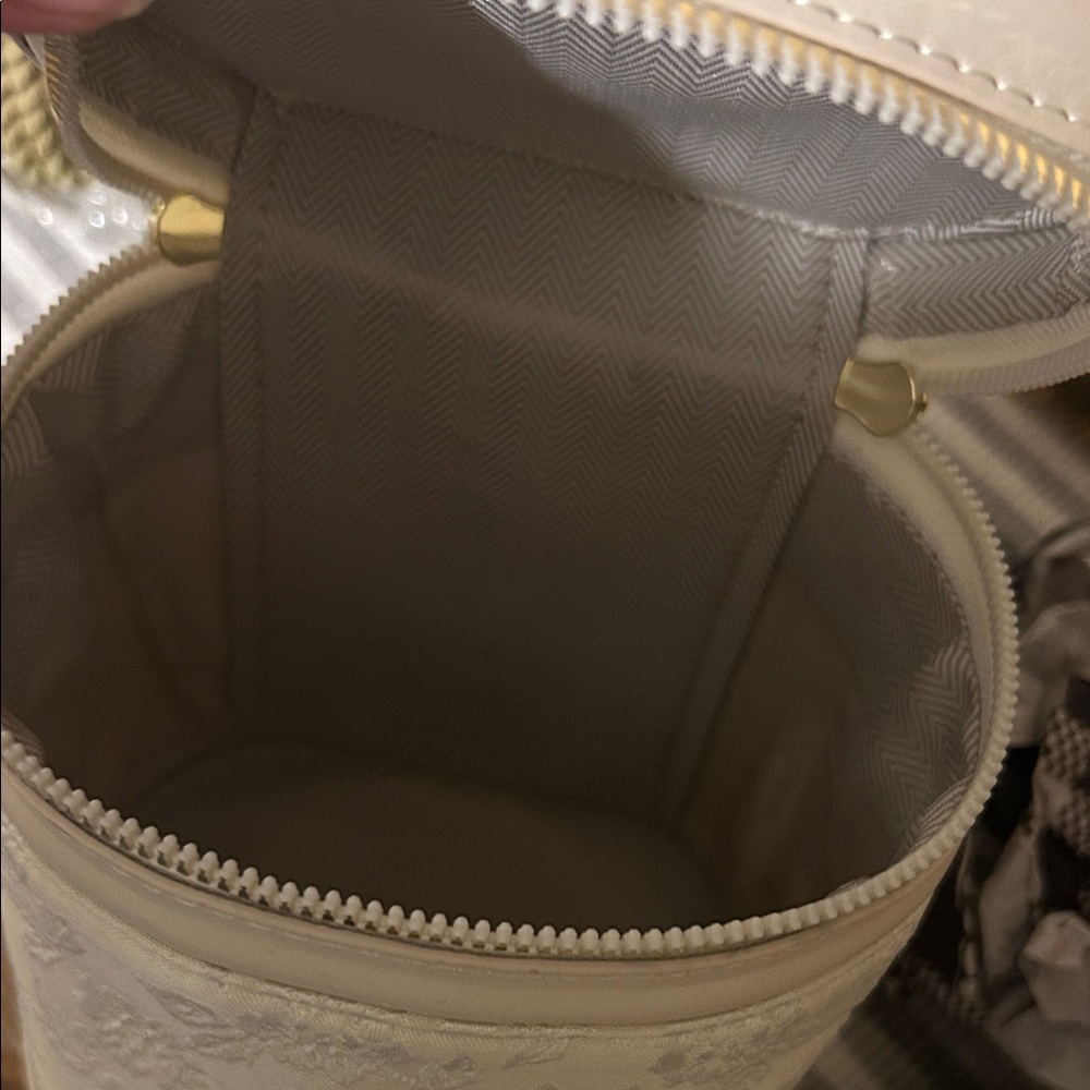 Chic Cream Textured Crossbody Bag - Picture 4 of 4